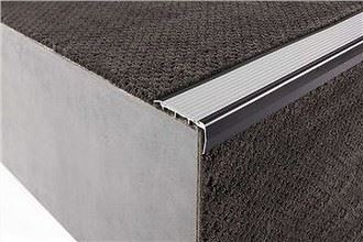 Rutschfeste Treppenkante aus Aluminium
