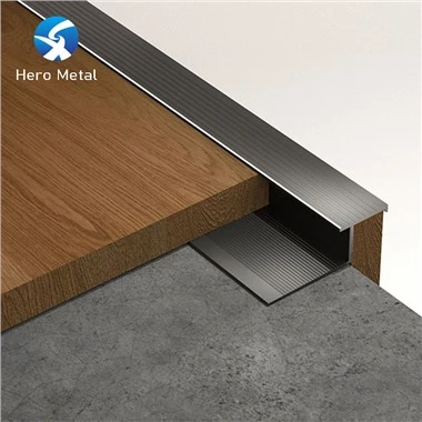 Treppenkante aus schwarzem Metall