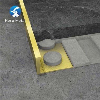Fliesenverkleidung aus gebürstetem Messing