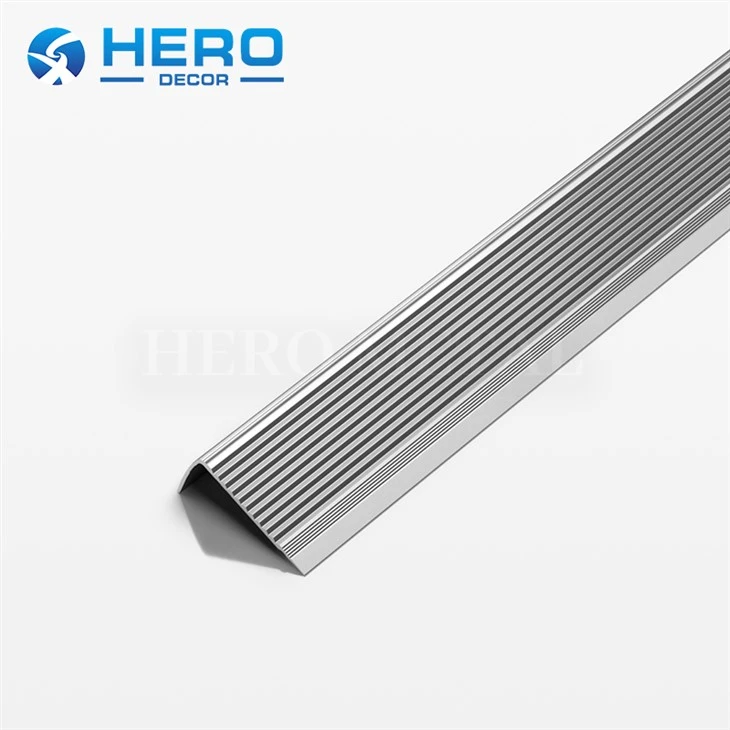 Rutschfester Clip für Treppenkanten in L-Form aus Aluminium